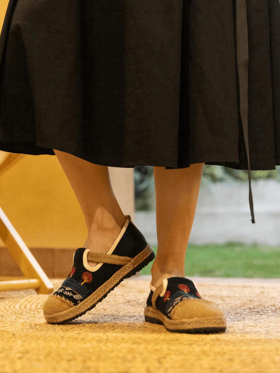 CACTUS ROSE | DANDELION FALL EMBROIDERED LINEN LOAFER - BLACK - Image 2