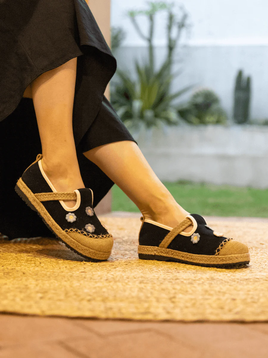 CACTUS ROSE | PALOMA DAISY APPLIQUE LINEN LOAFER - BLACK