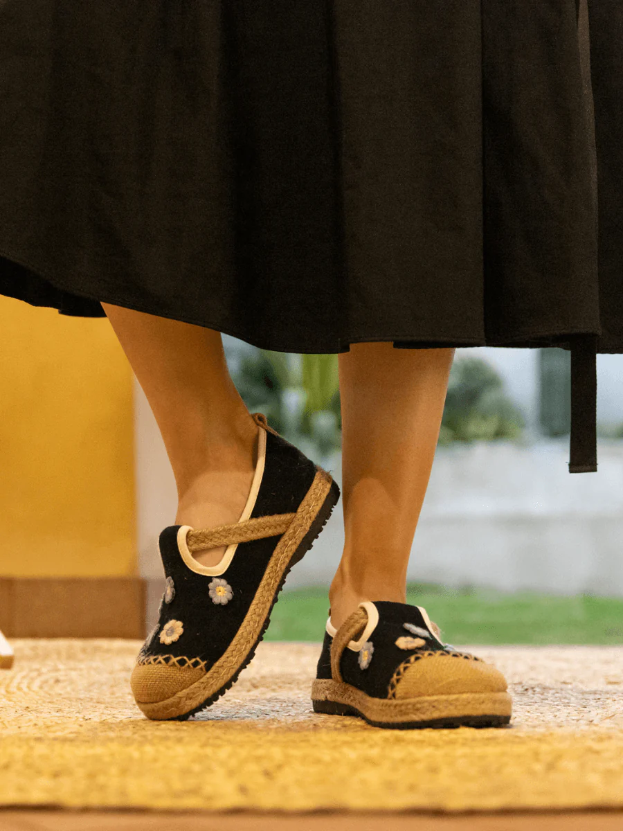 CACTUS ROSE | PALOMA DAISY APPLIQUE LINEN LOAFER - BLACK - Image 2