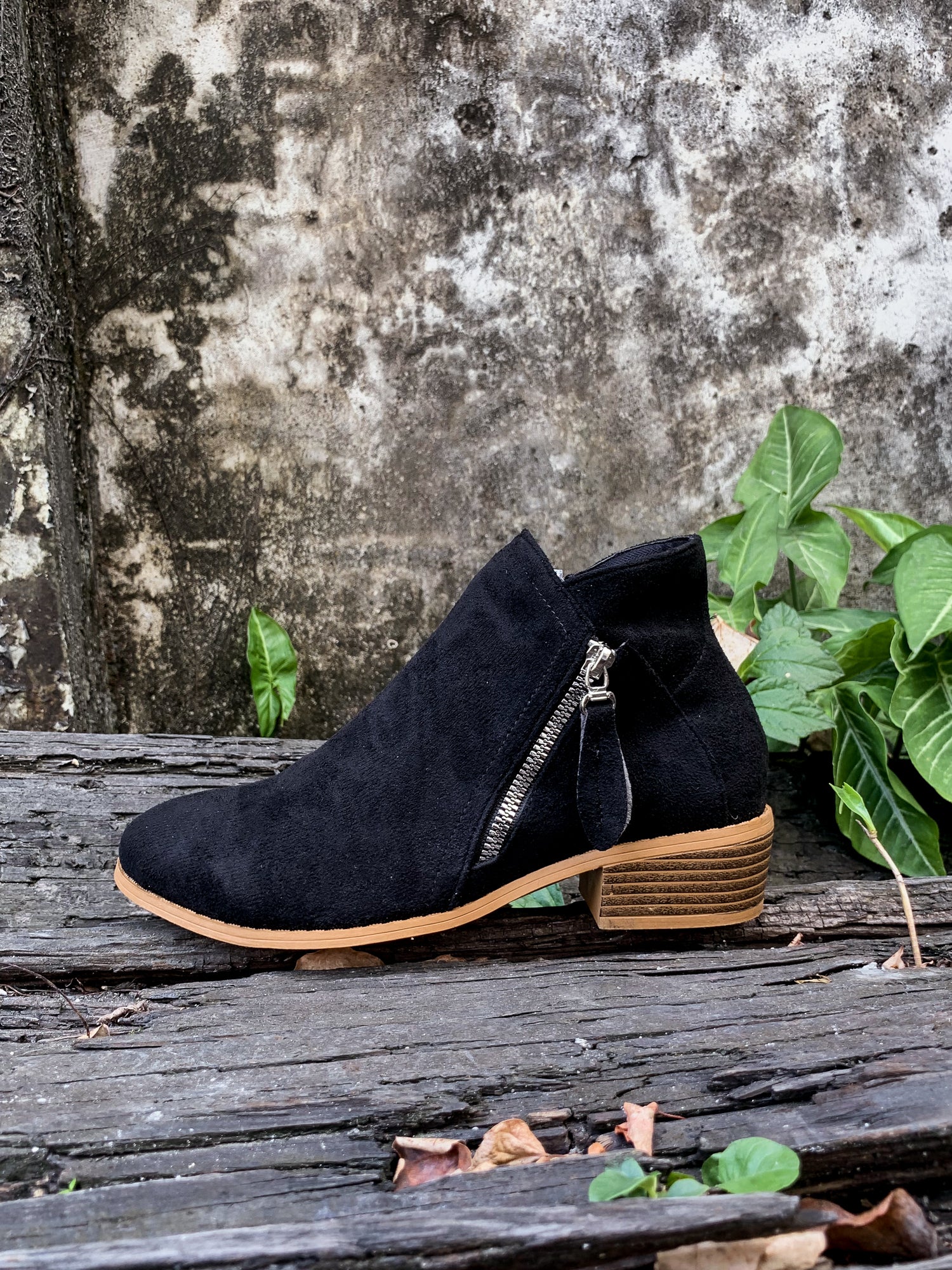 En Bloom | Classic Low Ankle Boots - Black - Image 10