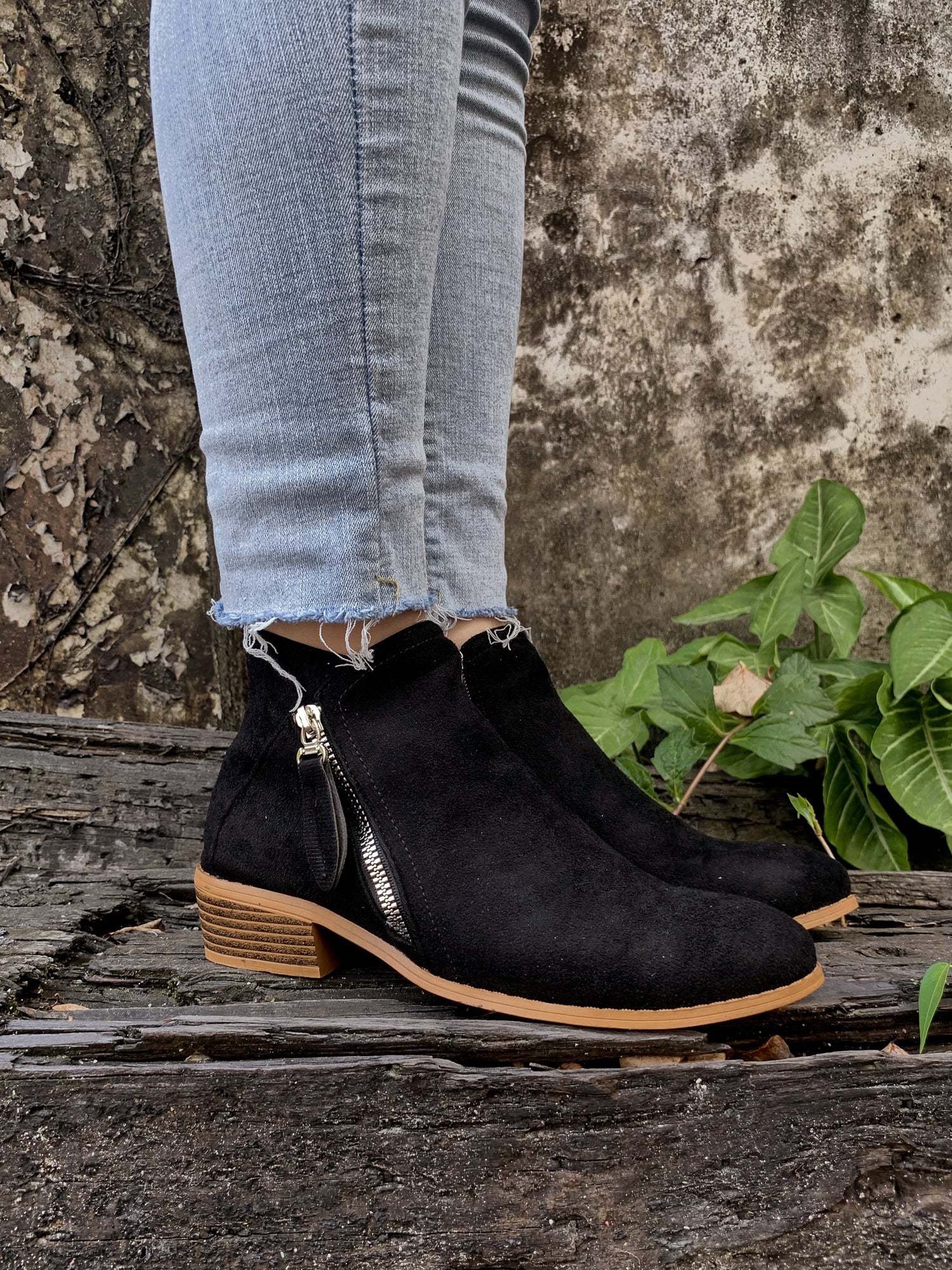 En Bloom | Classic Low Ankle Boots - Black - Image 2