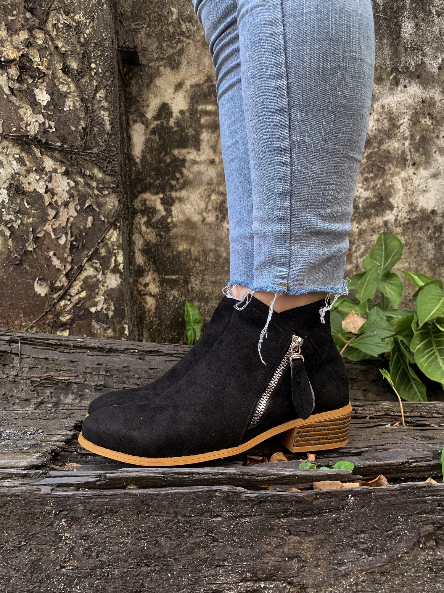 En Bloom | Classic Low Ankle Boots - Black - Image 3