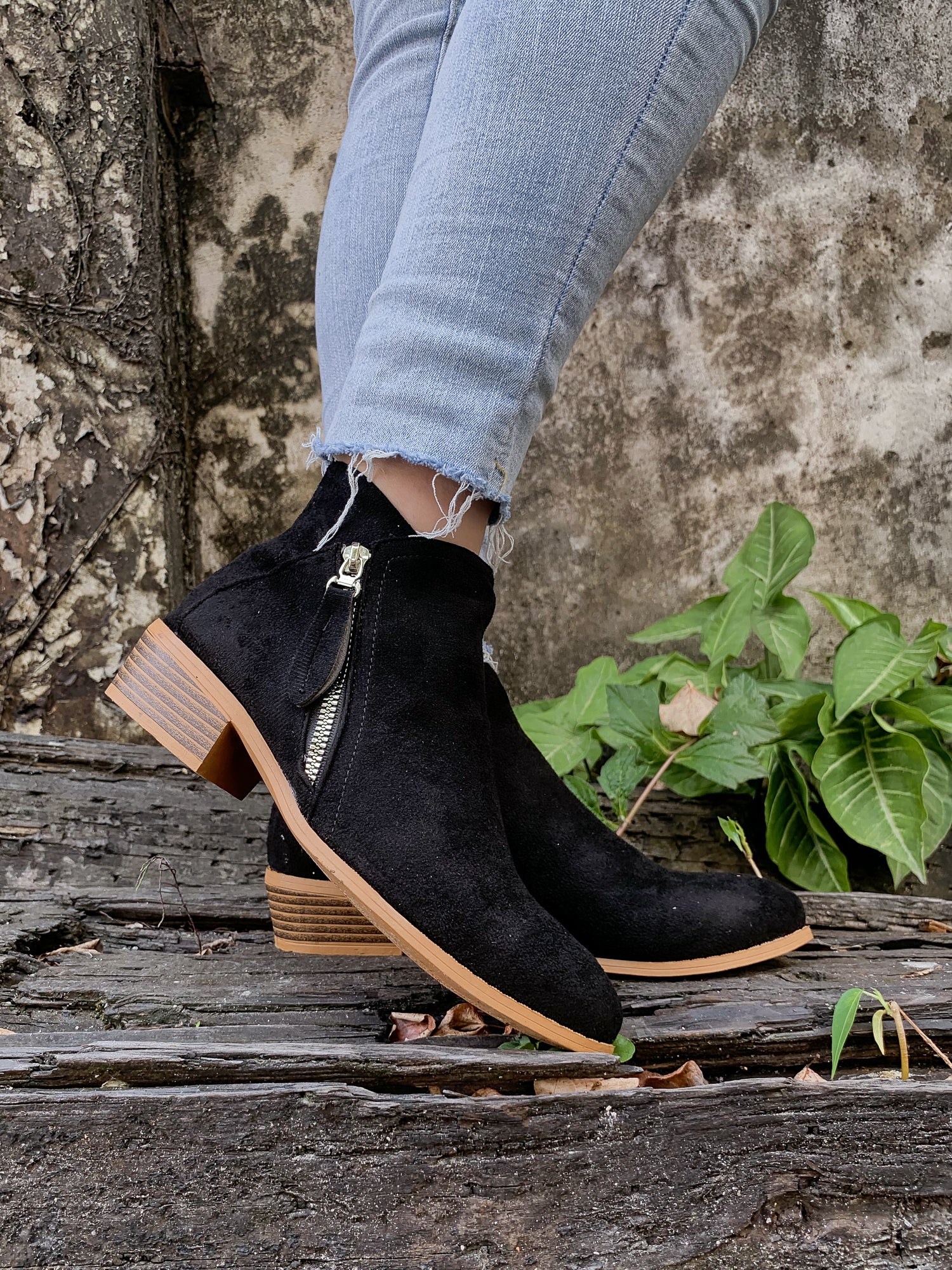 En Bloom | Classic Low Ankle Boots - Black - Image 4