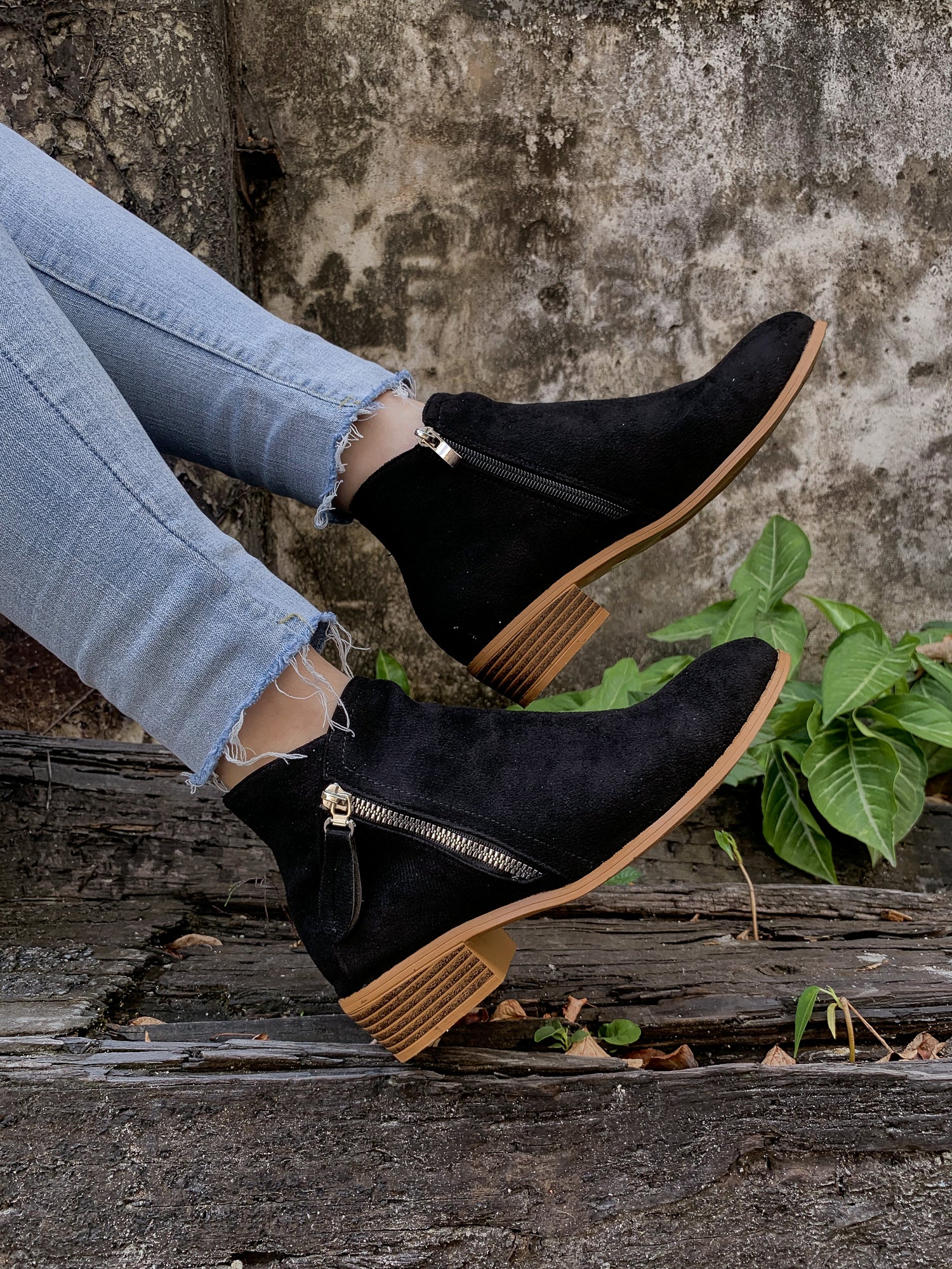 En Bloom | Classic Low Ankle Boots - Black - Image 5