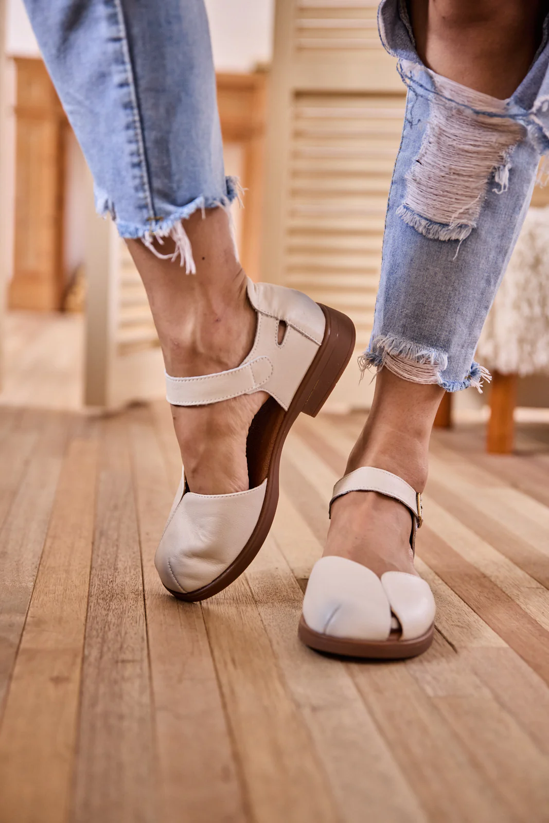 Rumour Has It | Tatum Leather Flat Sandal - Beige - Image 2