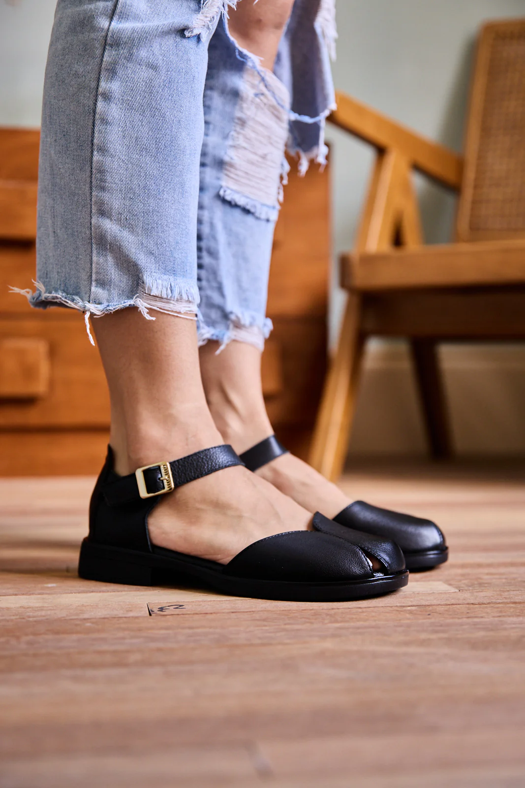Rumour Has It | Tatum Leather Flat Sandal - Black - Image 2
