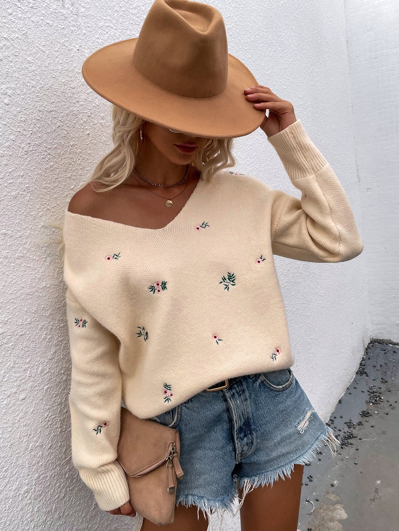 Smaibulun | Beige Wide V-neck Daisy Embroidered Knit Sweater
