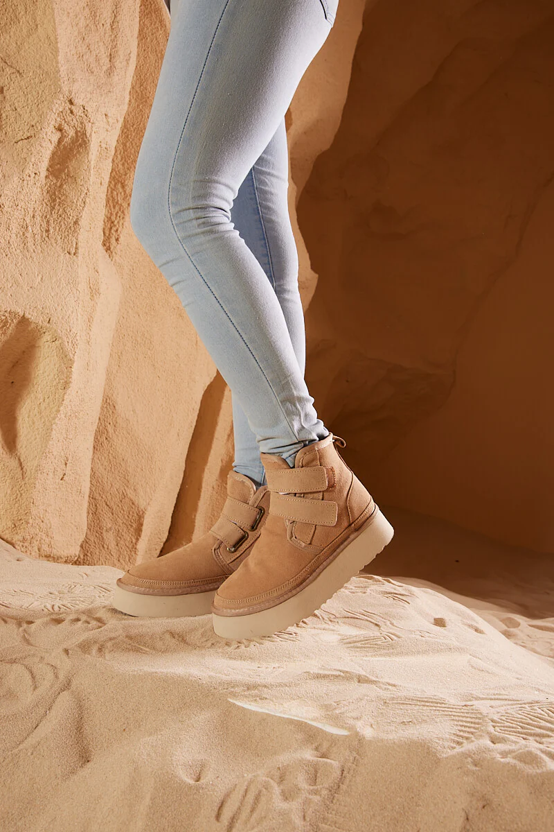 Smaibulun Ugg | Arlene Suede Platform Boots - Sand - Image 4