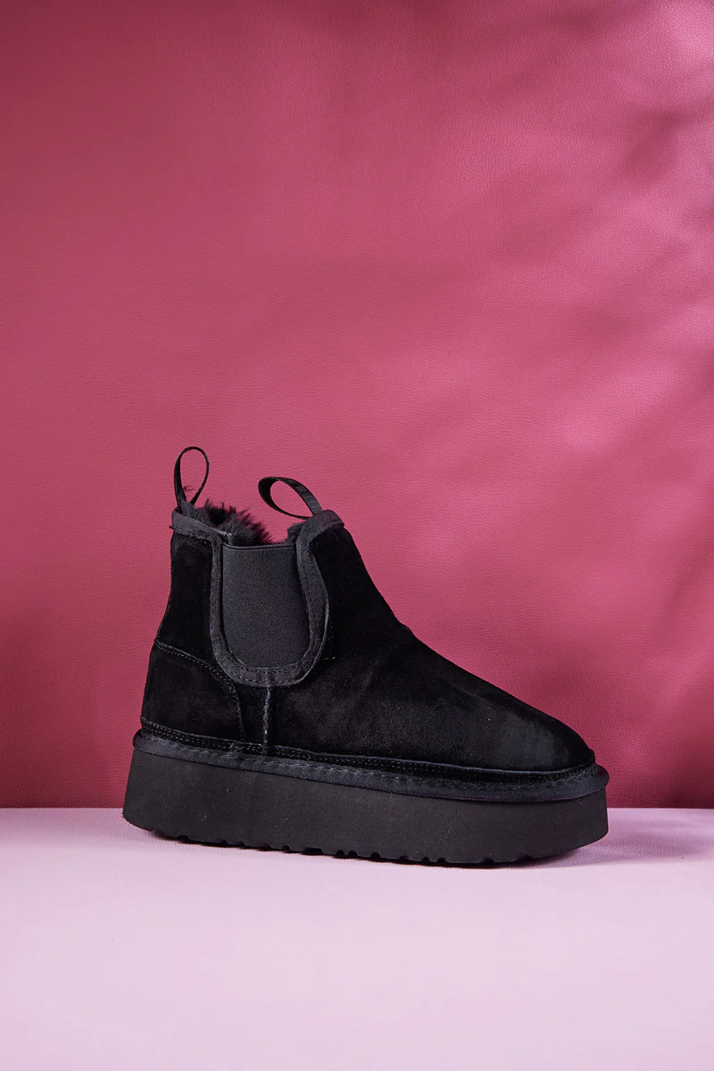Smaibulun Ugg | Chelsea On The Land Suede Shearling Boots - Black - Image 10