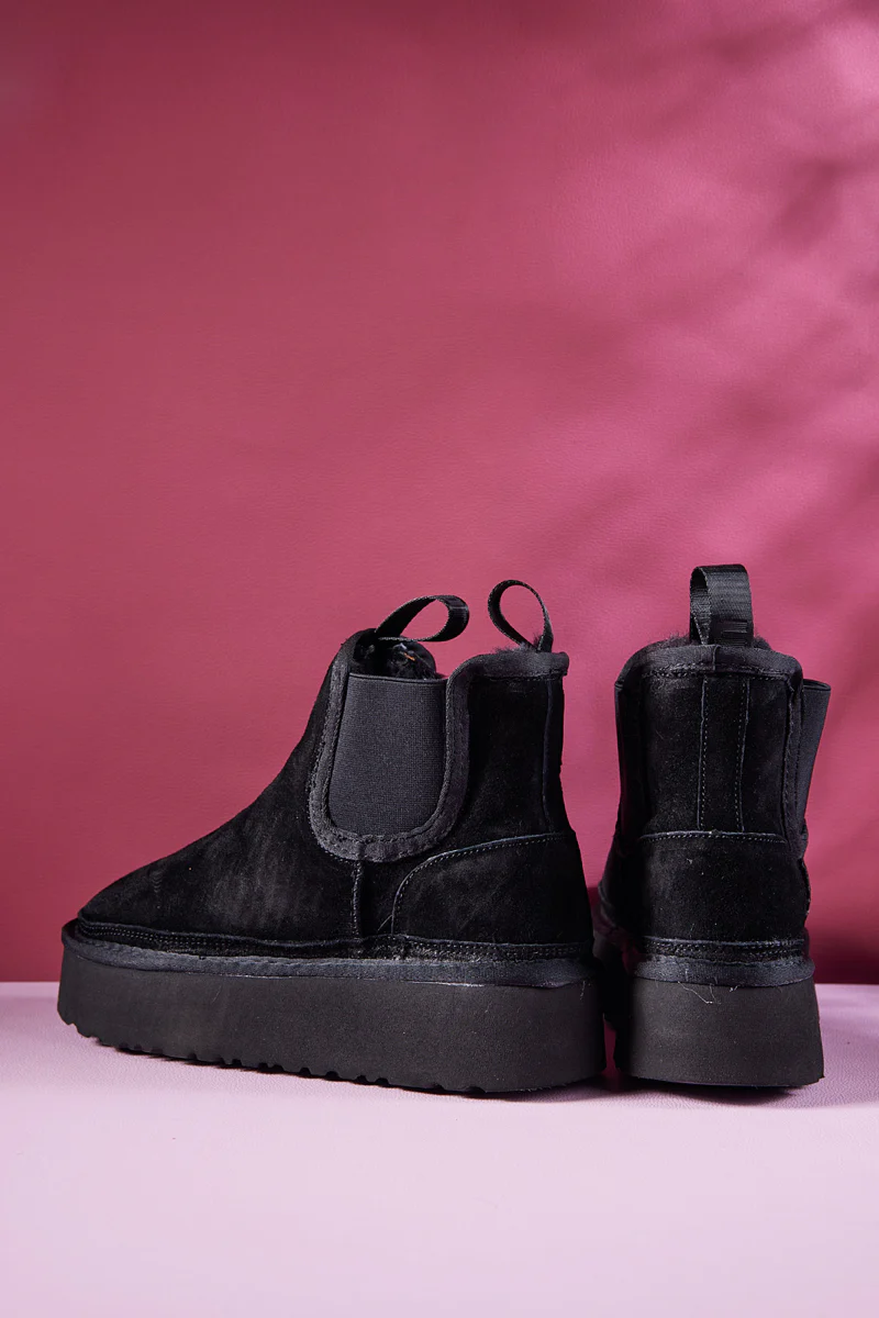 Smaibulun Ugg | Chelsea On The Land Suede Shearling Boots - Black - Image 11