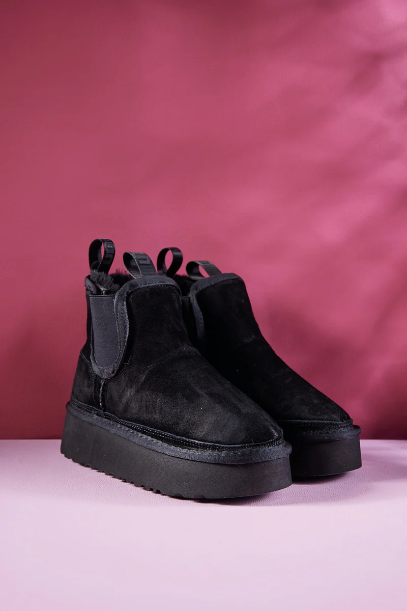 Smaibulun Ugg | Chelsea On The Land Suede Shearling Boots - Black - Image 8