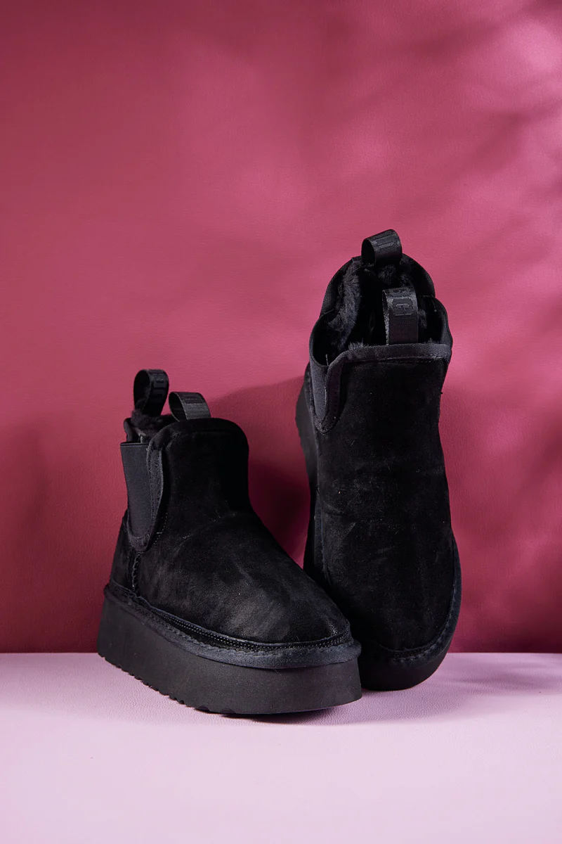 Smaibulun Ugg | Chelsea On The Land Suede Shearling Boots - Black - Image 9