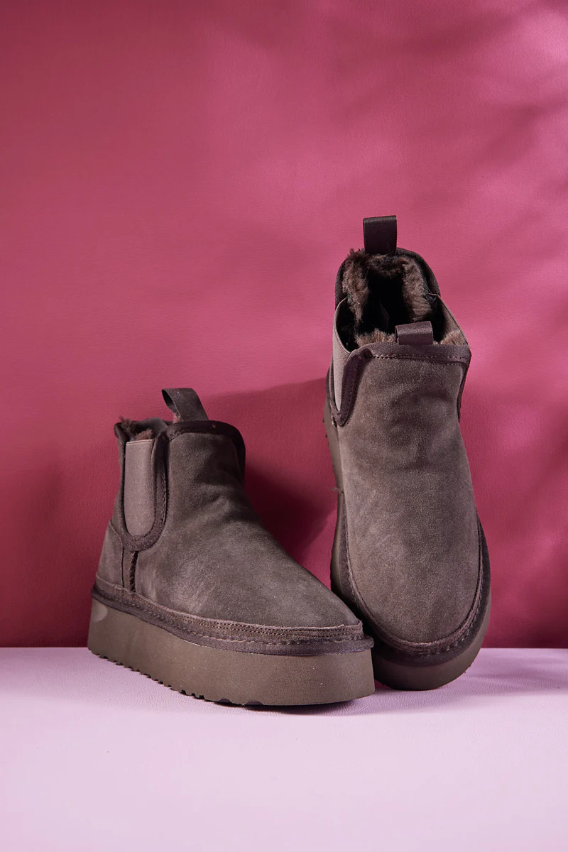 Smaibulun Ugg | Chelsea On The Land Suede Shearling Boots - Brown - Image 10