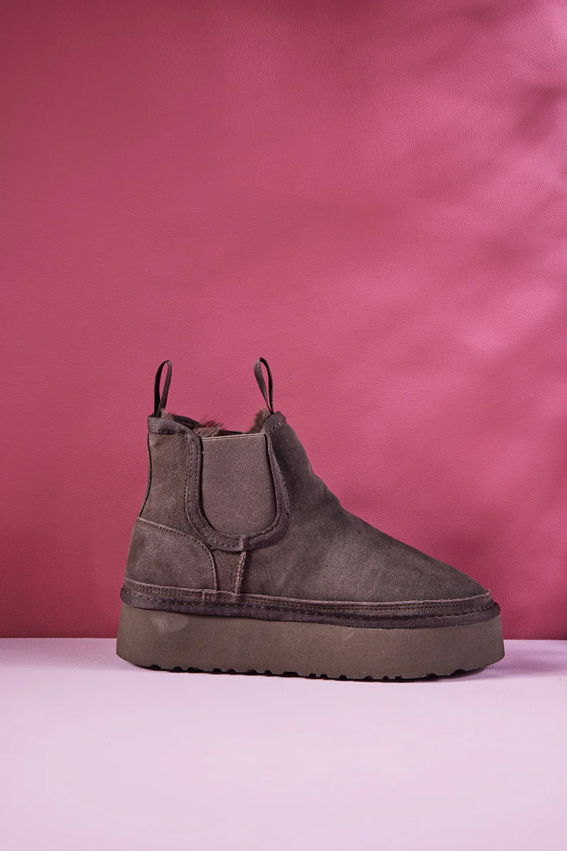 Smaibulun Ugg | Chelsea On The Land Suede Shearling Boots - Brown - Image 11