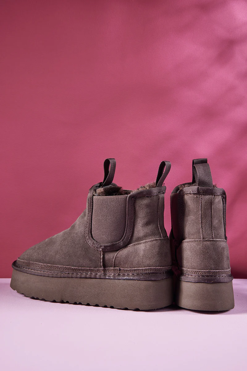 Smaibulun Ugg | Chelsea On The Land Suede Shearling Boots - Brown - Image 12
