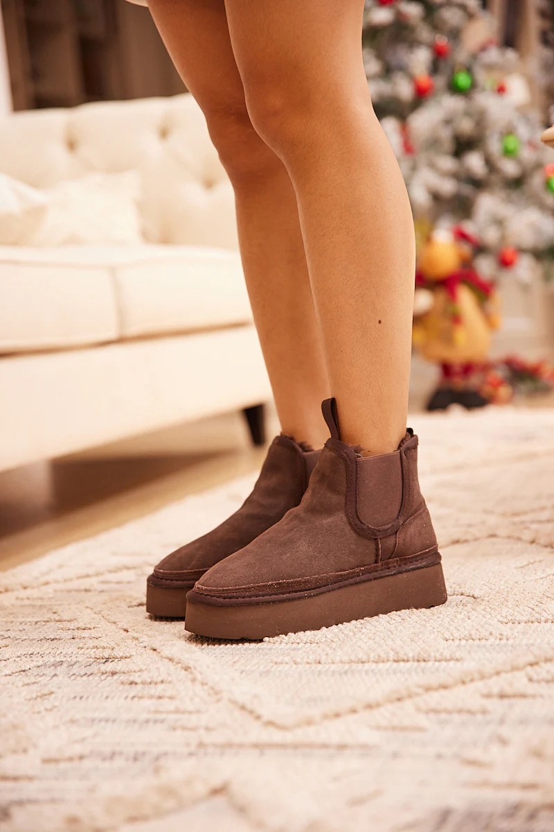 Smaibulun Ugg | Chelsea On The Land Suede Shearling Boots - Brown - Image 5