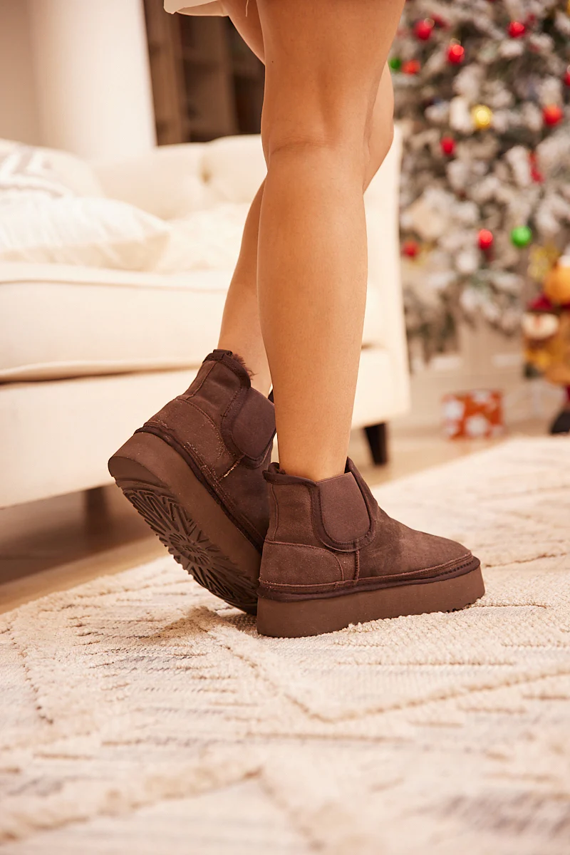 Smaibulun Ugg | Chelsea On The Land Suede Shearling Boots - Brown - Image 6