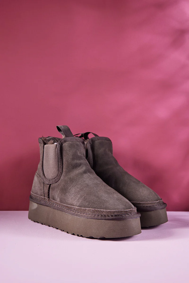Smaibulun Ugg | Chelsea On The Land Suede Shearling Boots - Brown - Image 9