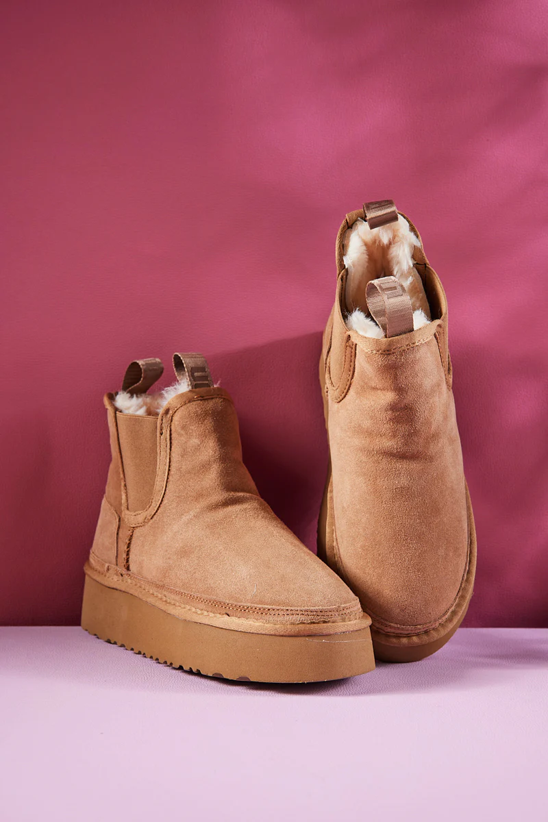 Smaibulun Ugg | Chelsea On The Land Suede Shearling Boots - Chestnut - Image 10