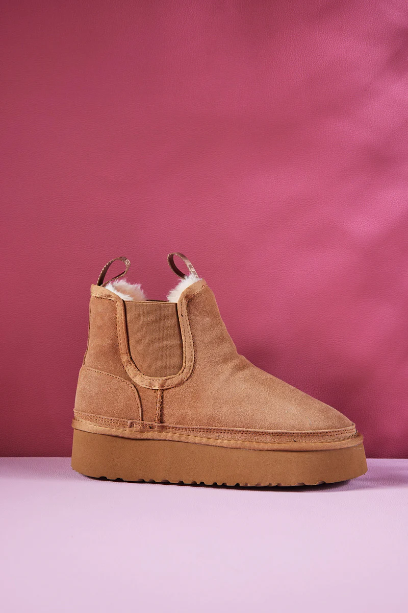 Smaibulun Ugg | Chelsea On The Land Suede Shearling Boots - Chestnut - Image 11