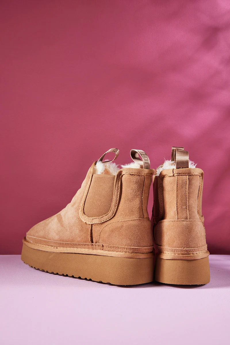 Smaibulun Ugg | Chelsea On The Land Suede Shearling Boots - Chestnut - Image 12