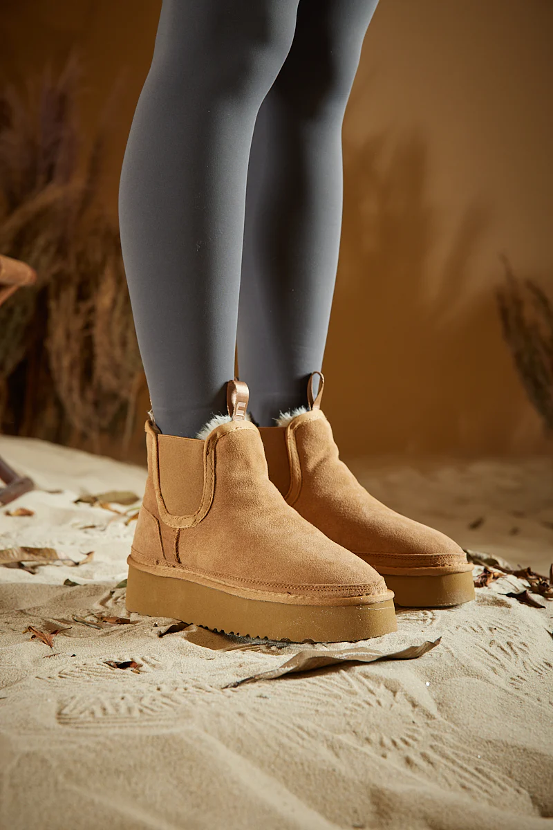 Smaibulun Ugg | Chelsea On The Land Suede Shearling Boots - Chestnut - Image 2