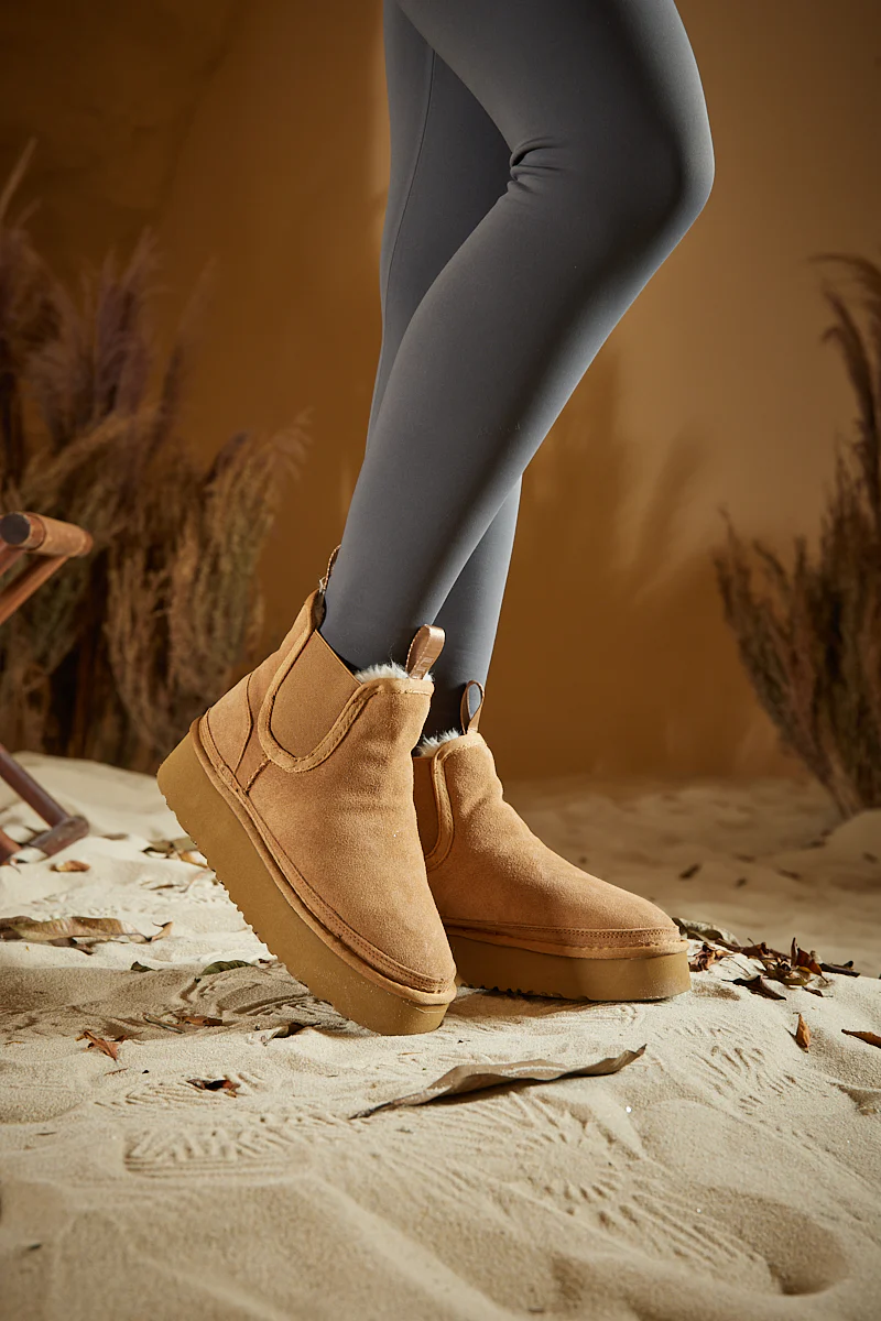 Smaibulun Ugg | Chelsea On The Land Suede Shearling Boots - Chestnut - Image 3