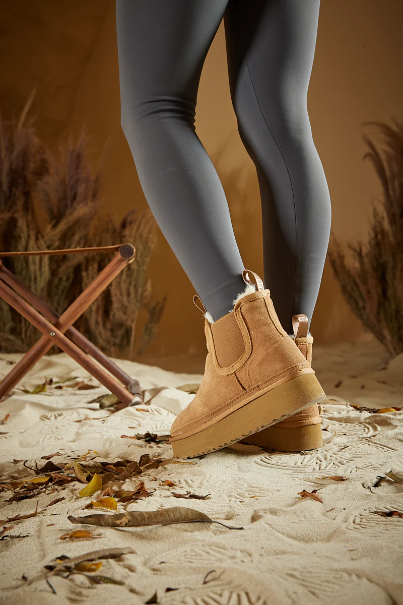 Smaibulun Ugg | Chelsea On The Land Suede Shearling Boots - Chestnut - Image 4