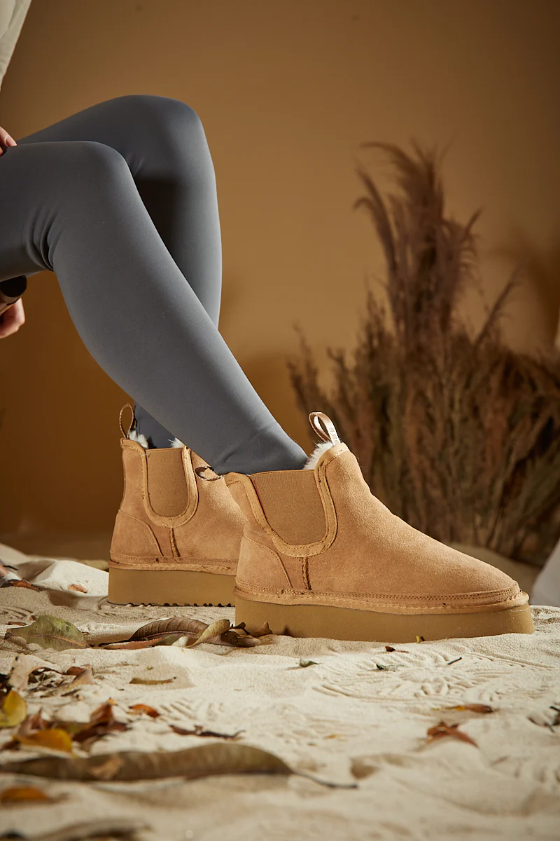 Smaibulun Ugg | Chelsea On The Land Suede Shearling Boots - Chestnut - Image 5