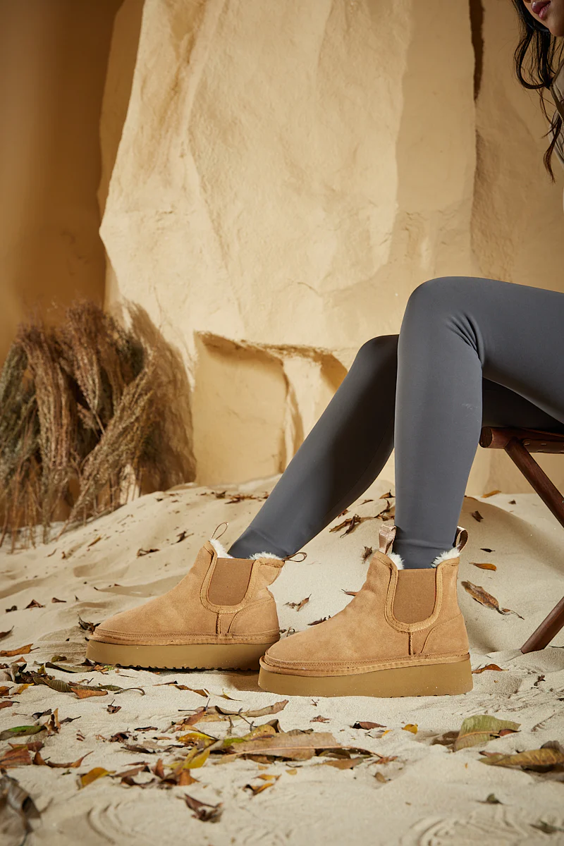 Smaibulun Ugg | Chelsea On The Land Suede Shearling Boots - Chestnut - Image 6
