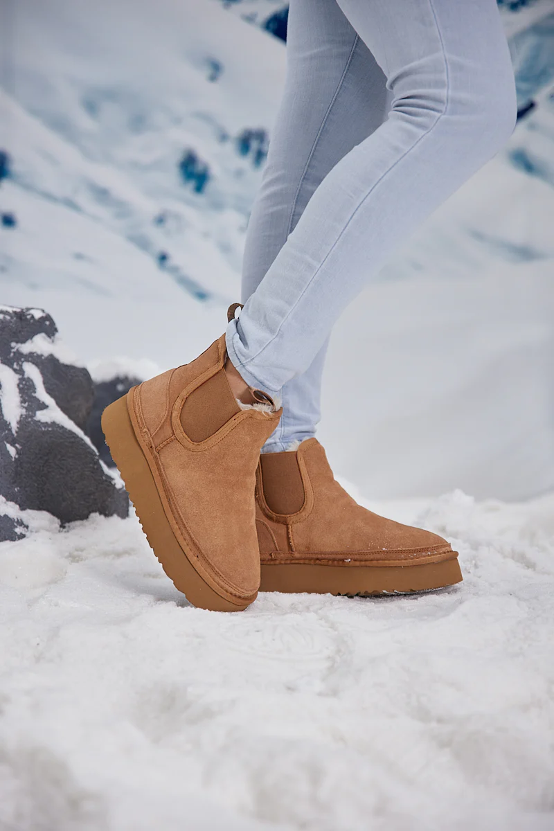 Smaibulun Ugg | Chelsea On The Land Suede Shearling Boots - Chestnut - Image 7