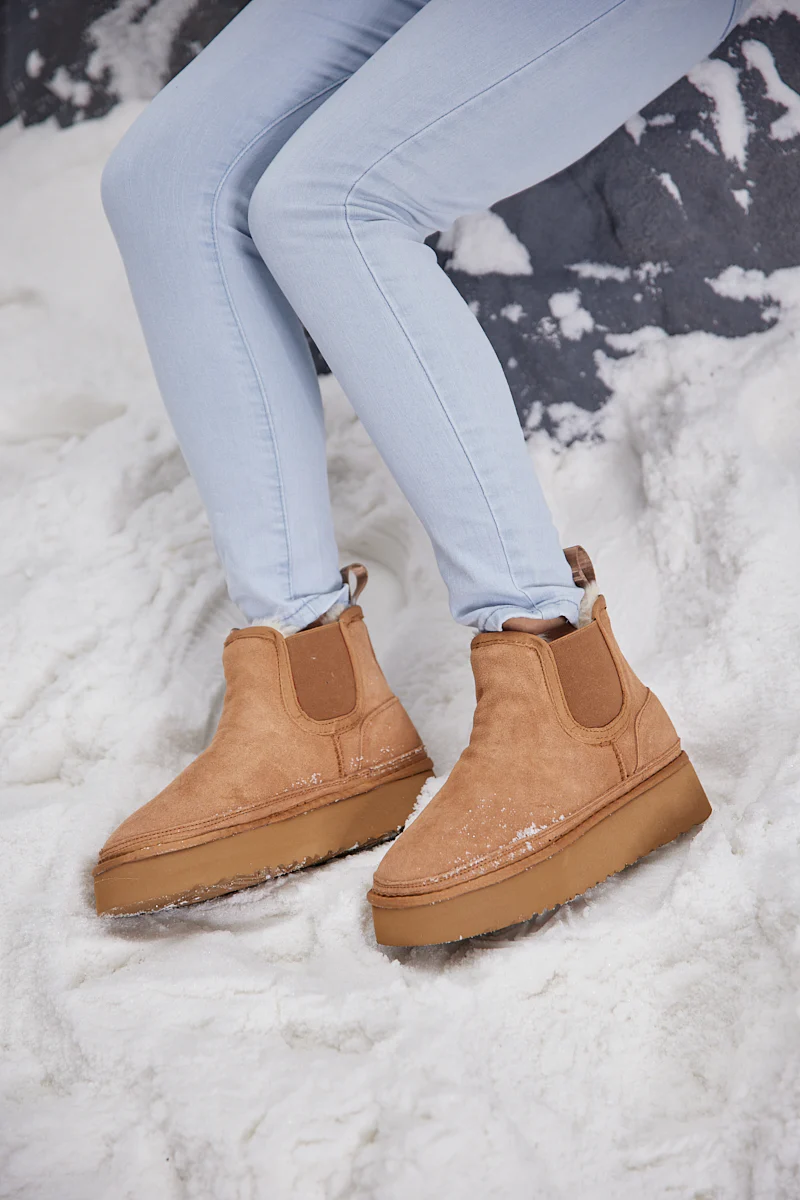 Smaibulun Ugg | Chelsea On The Land Suede Shearling Boots - Chestnut - Image 8