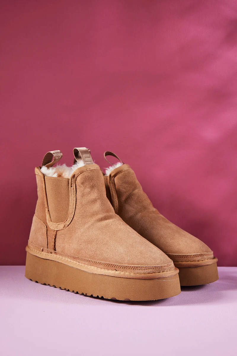 Smaibulun Ugg | Chelsea On The Land Suede Shearling Boots - Chestnut - Image 9