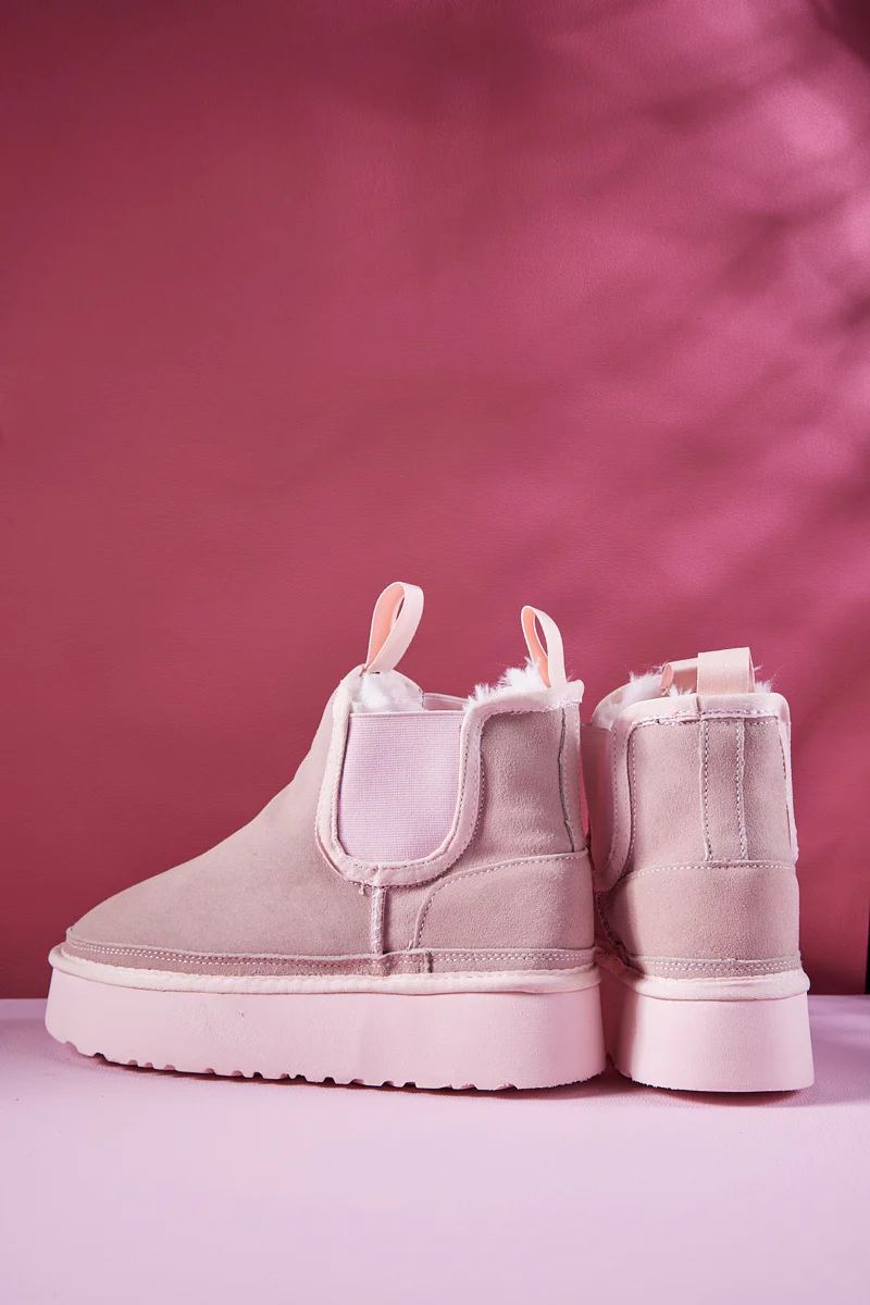 Smaibulun Ugg | Chelsea On The Land Suede Shearling Boots - Pink - Image 11