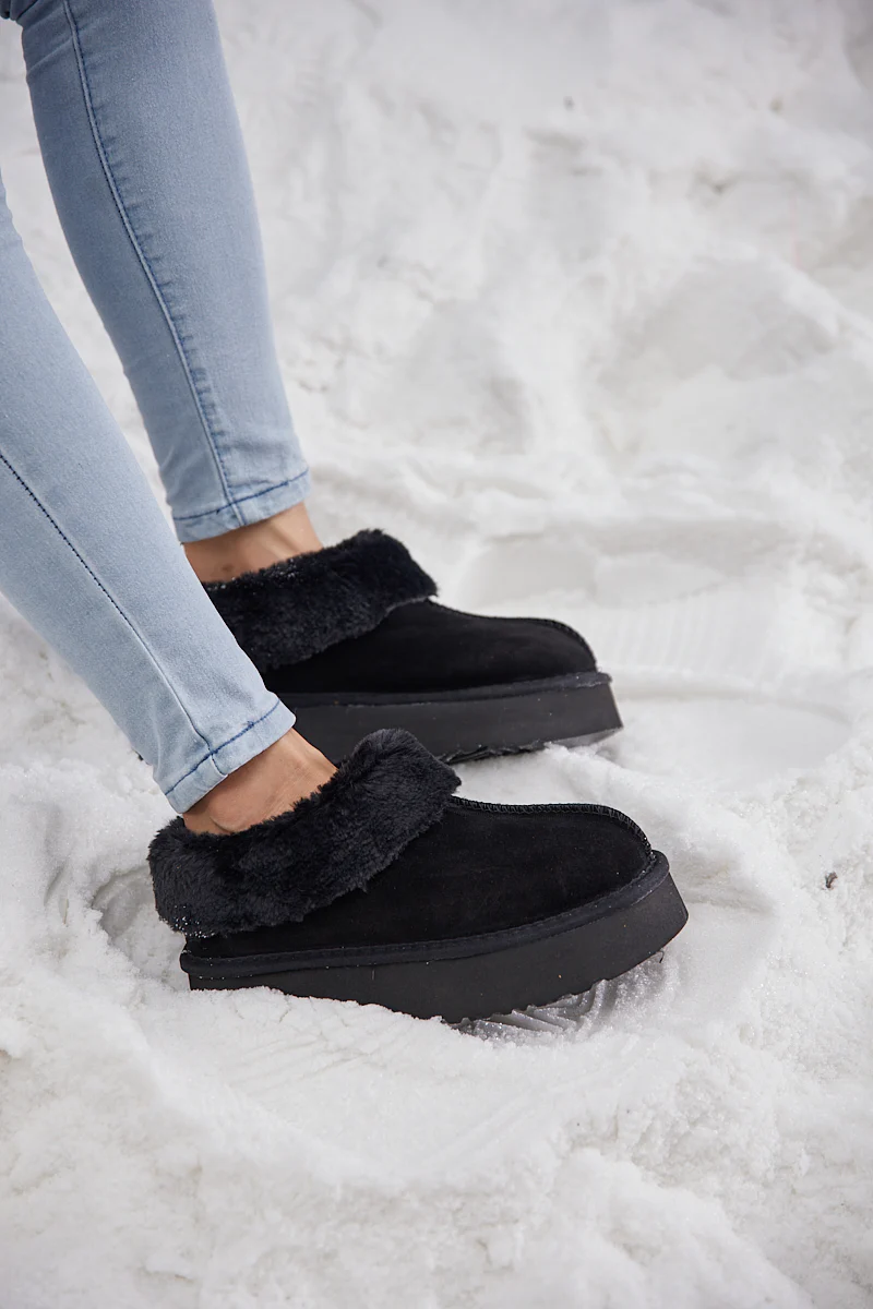 Smaibulun Ugg | Cuddle Up Wool Lined Suede Bootie - Black - Image 2
