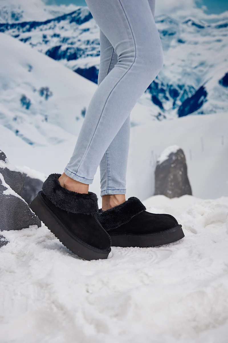 Smaibulun Ugg | Cuddle Up Wool Lined Suede Bootie - Black - Image 3