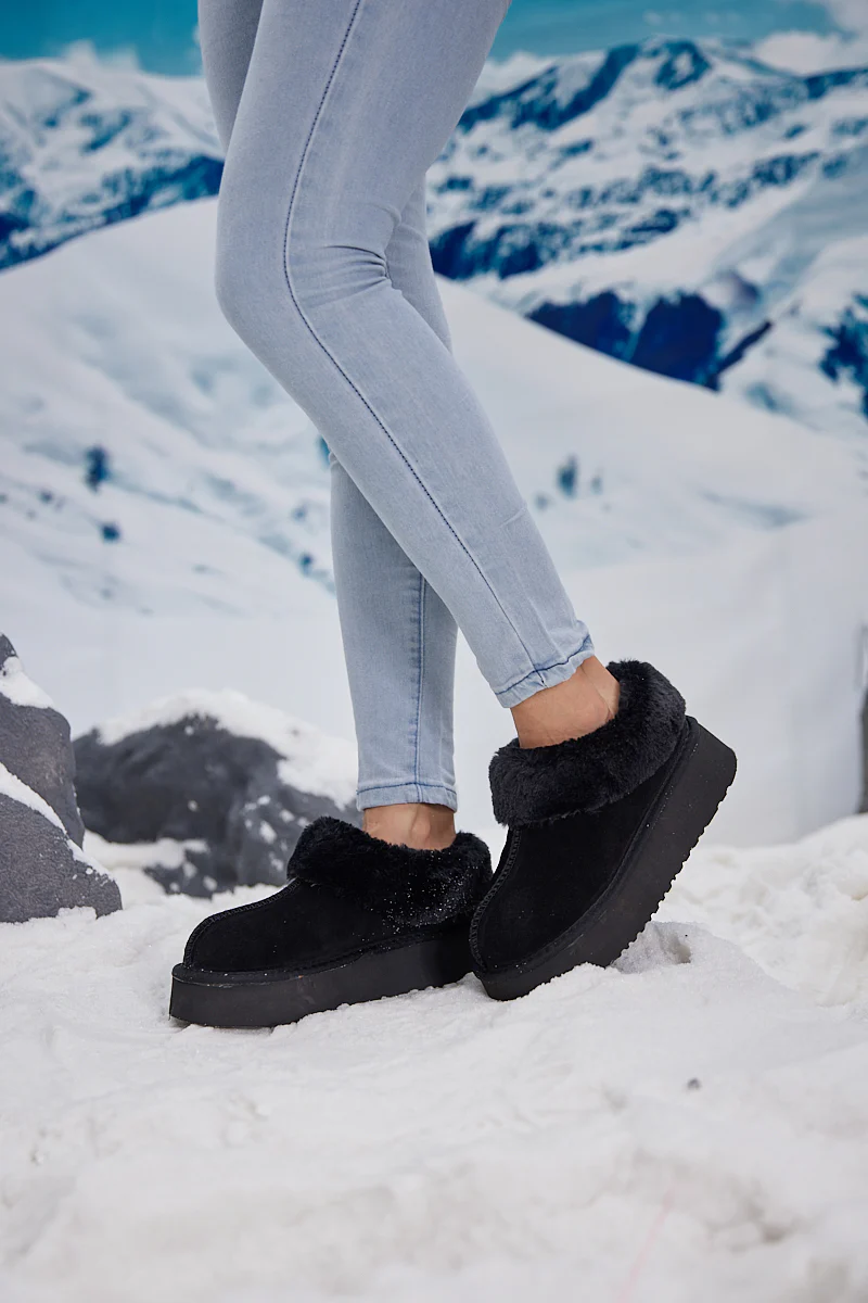 Smaibulun Ugg | Cuddle Up Wool Lined Suede Bootie - Black - Image 4