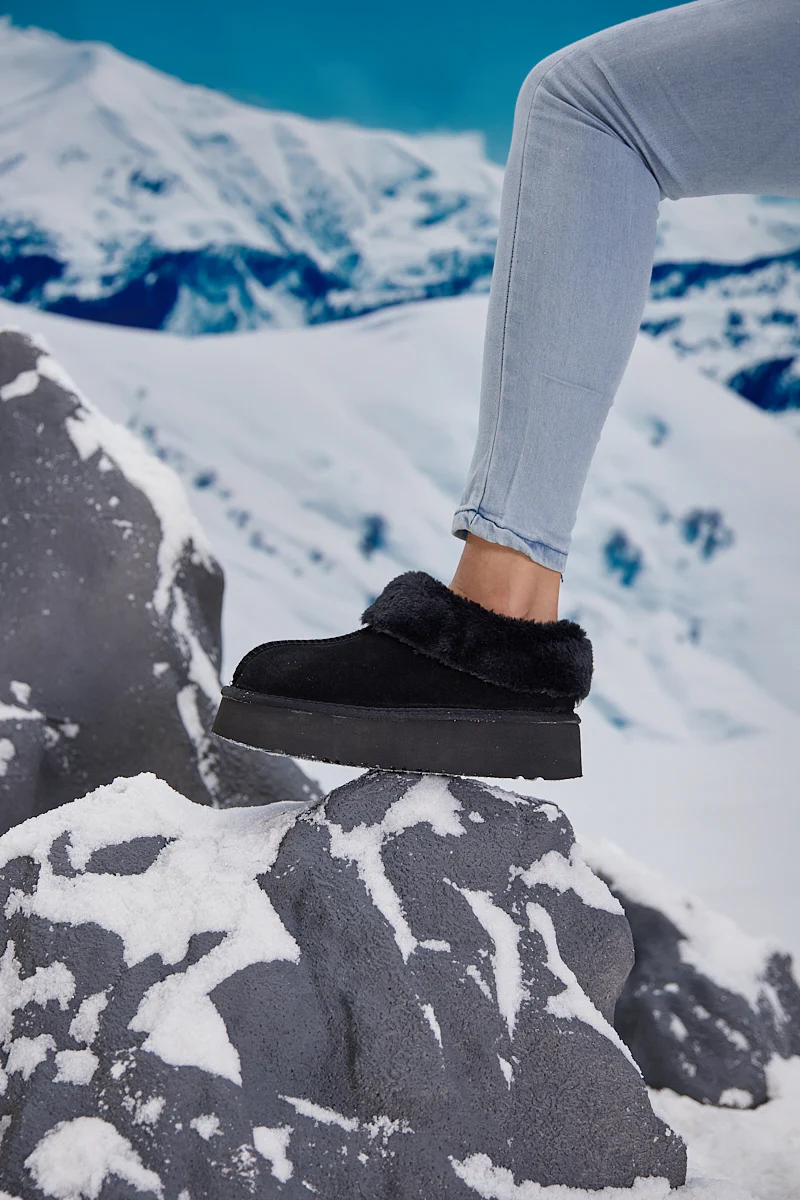 Smaibulun Ugg | Cuddle Up Wool Lined Suede Bootie - Black - Image 5