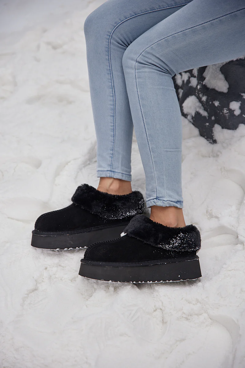 Smaibulun Ugg | Cuddle Up Wool Lined Suede Bootie - Black - Image 6