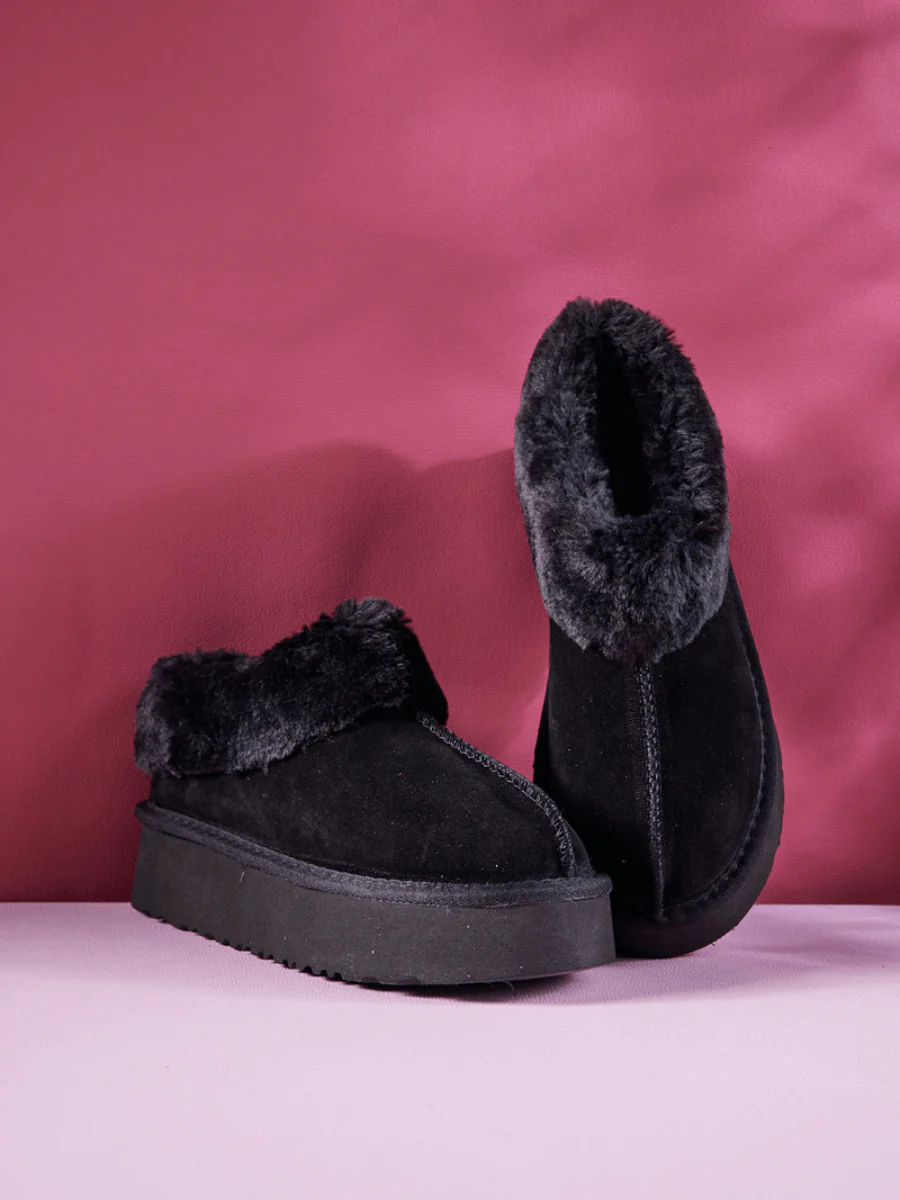Smaibulun Ugg | Cuddle Up Wool Lined Suede Bootie - Black - Image 7