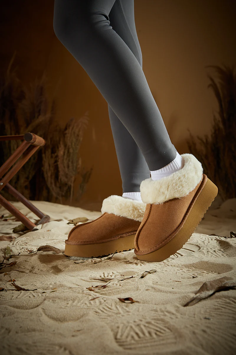 Smaibulun Ugg | Cuddle Up Wool Lined Suede Bootie - Chestnut - Image 3