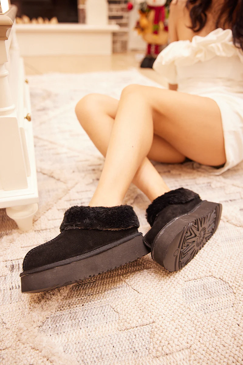 Smaibulun Ugg | Cuddle Up Wool Lined Suede Bootie - Sable - Image 2