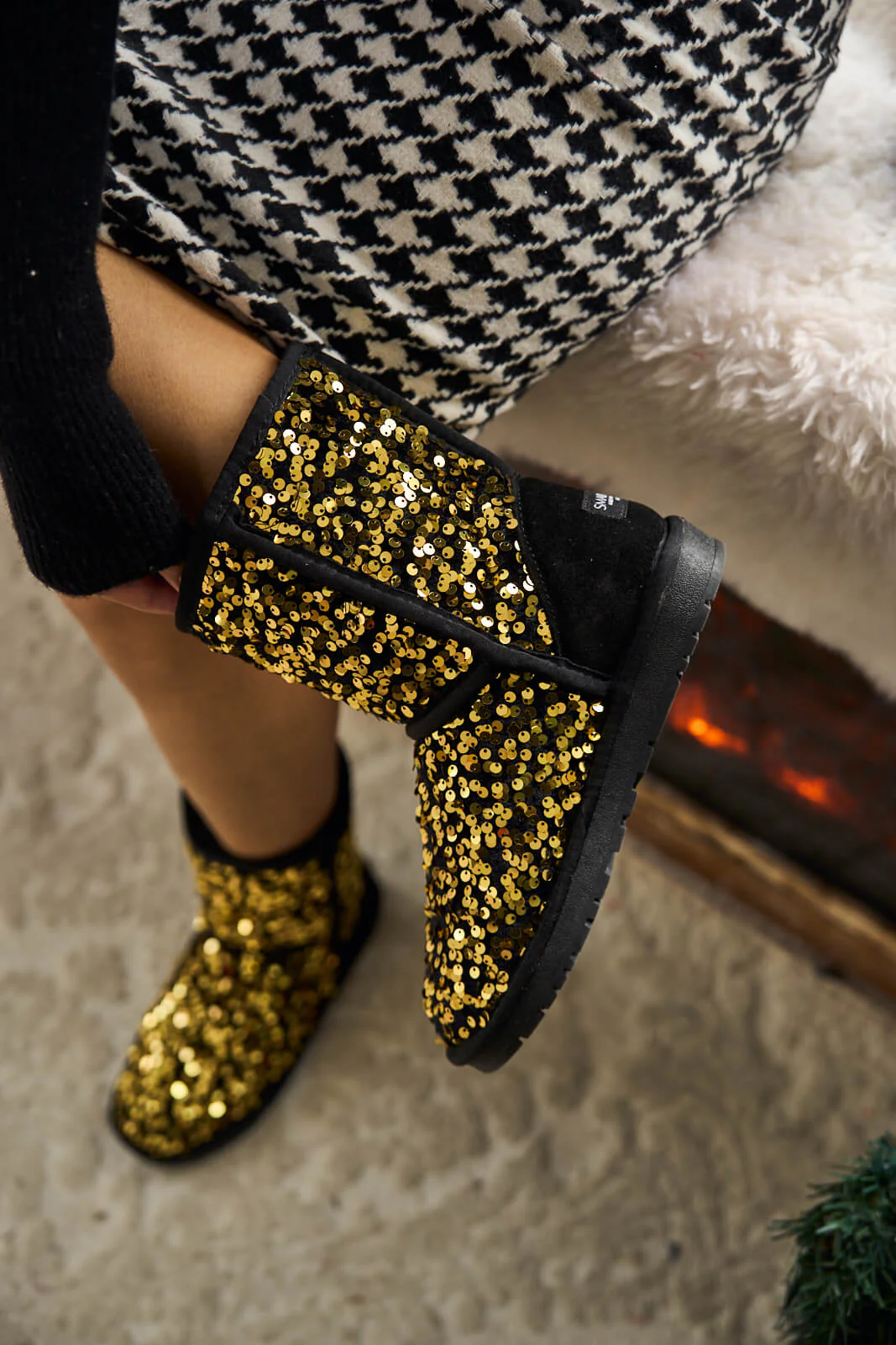 Smaibulun Ugg | Dallas Glam Sequin Shearling Boots - Gold - Image 2