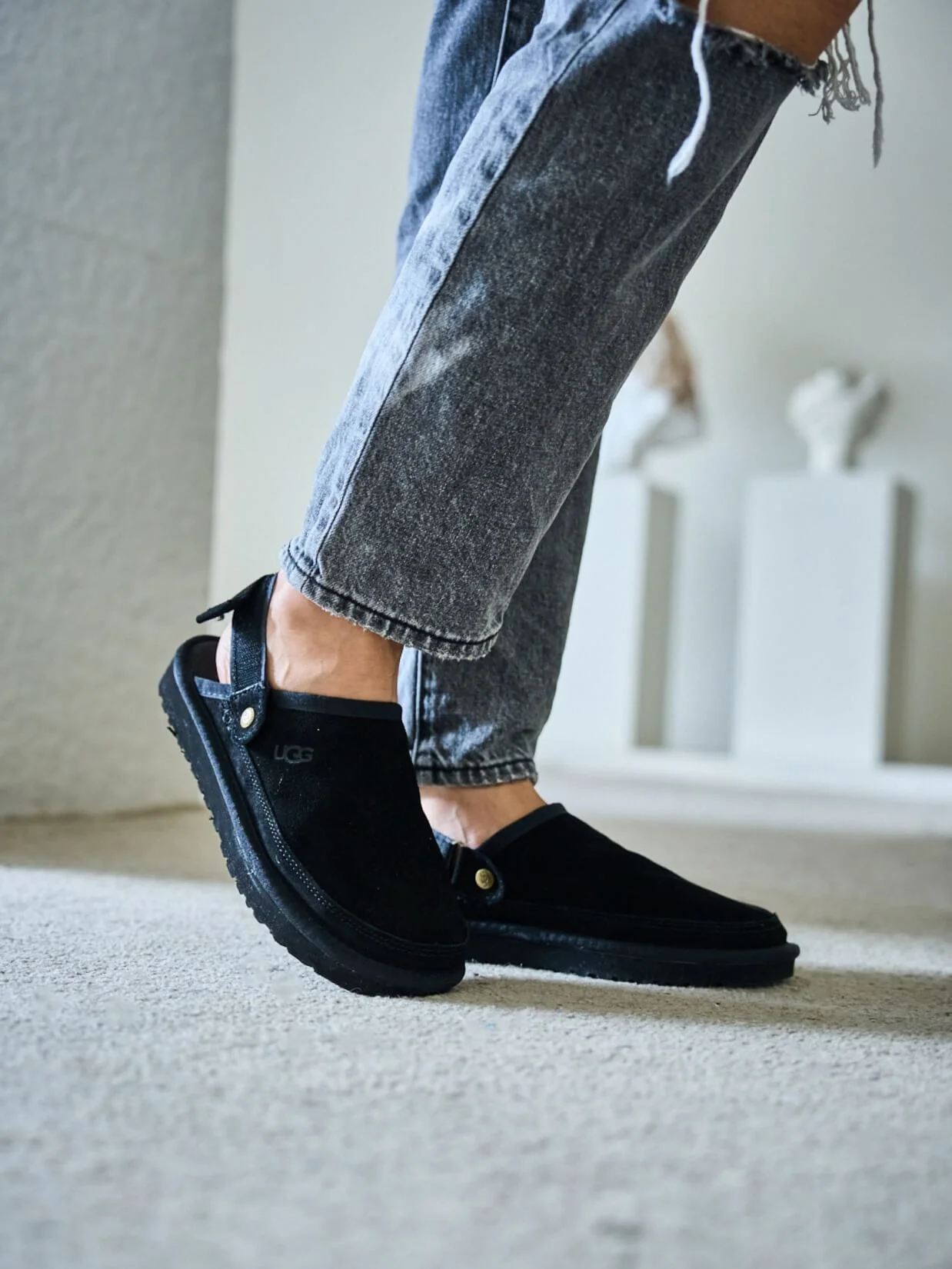 Smaibulun Ugg | Lyla Suede Slingback Scuff Slipper - black - Image 3