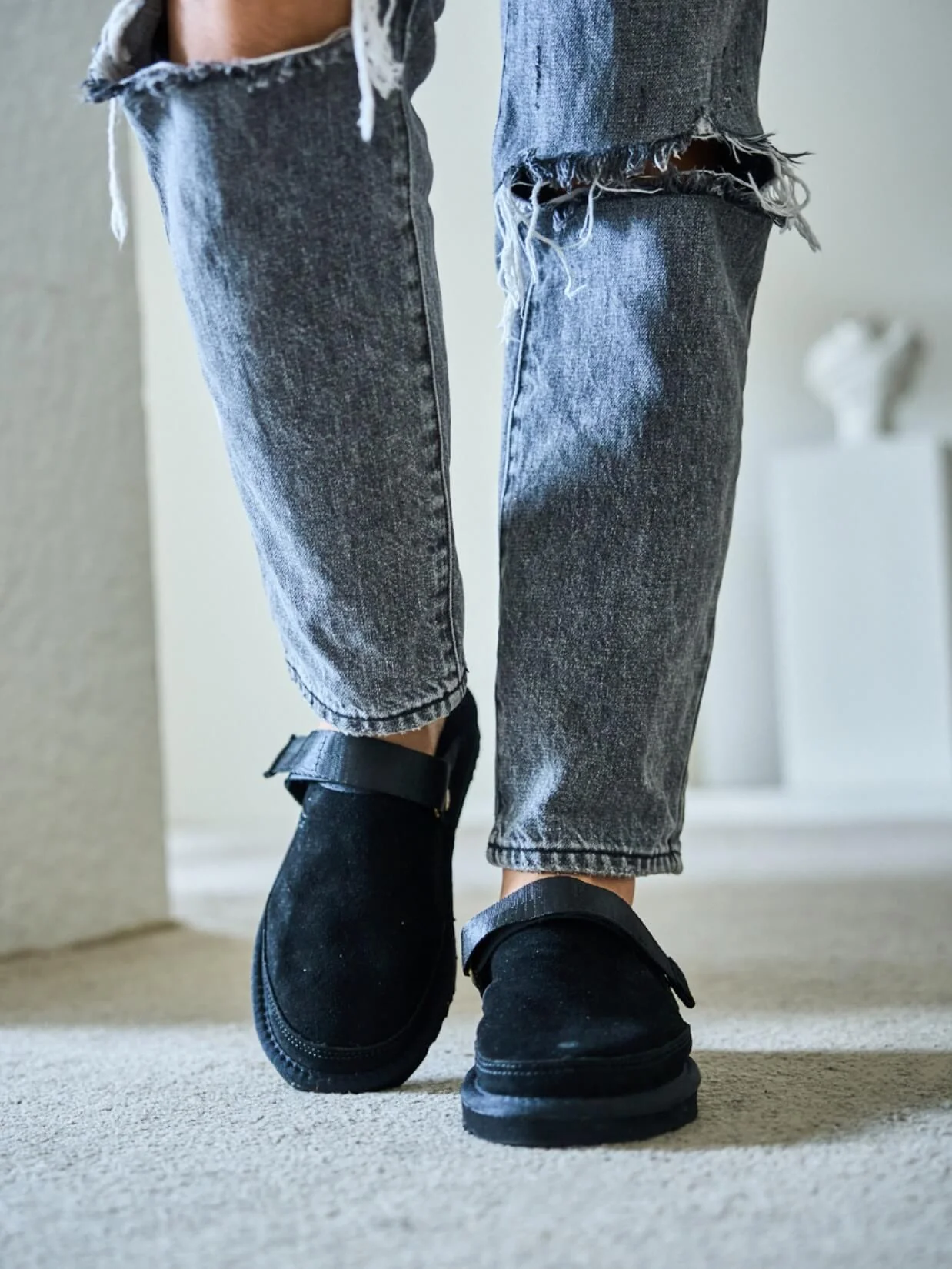 Smaibulun Ugg | Lyla Suede Slingback Scuff Slipper - black - Image 4