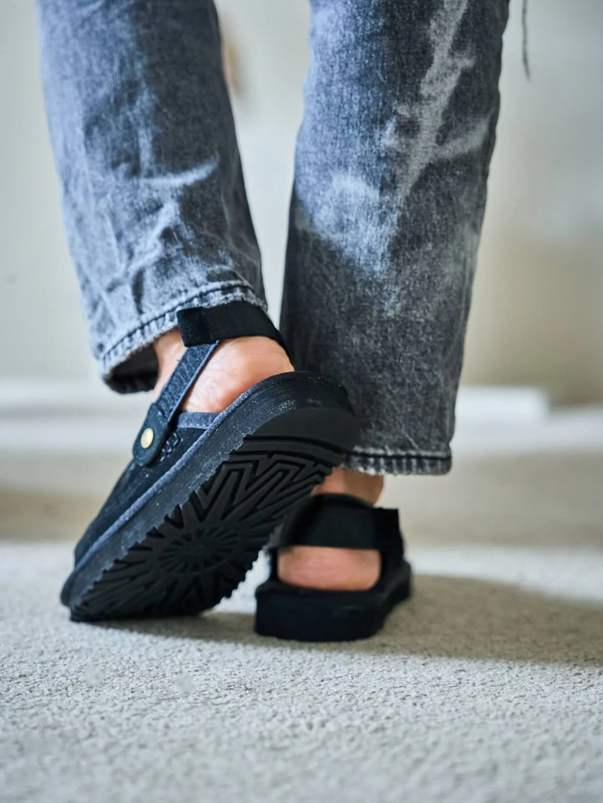 Smaibulun Ugg | Lyla Suede Slingback Scuff Slipper - black - Image 5
