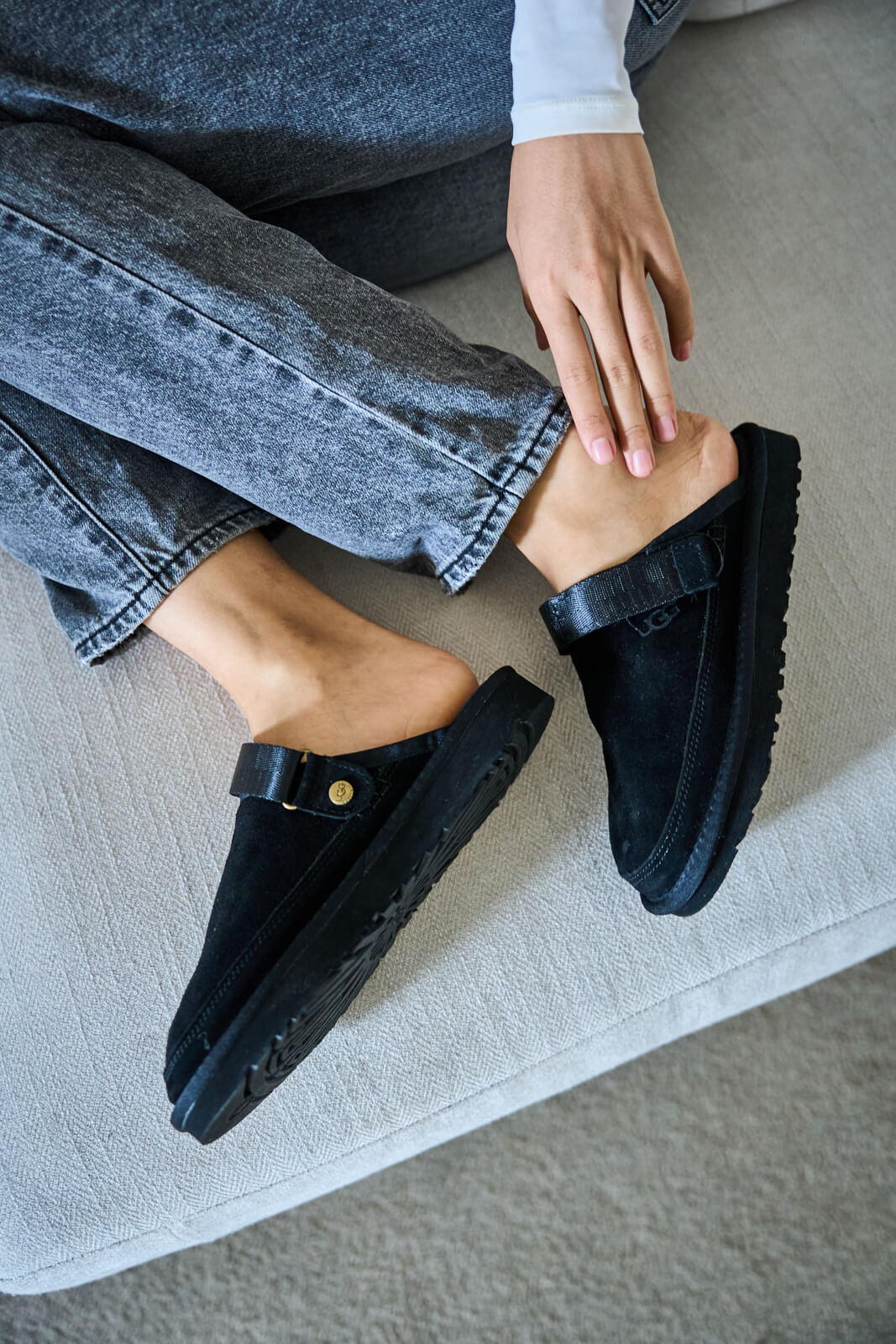Smaibulun Ugg | Lyla Suede Slingback Scuff Slipper - black - Image 6