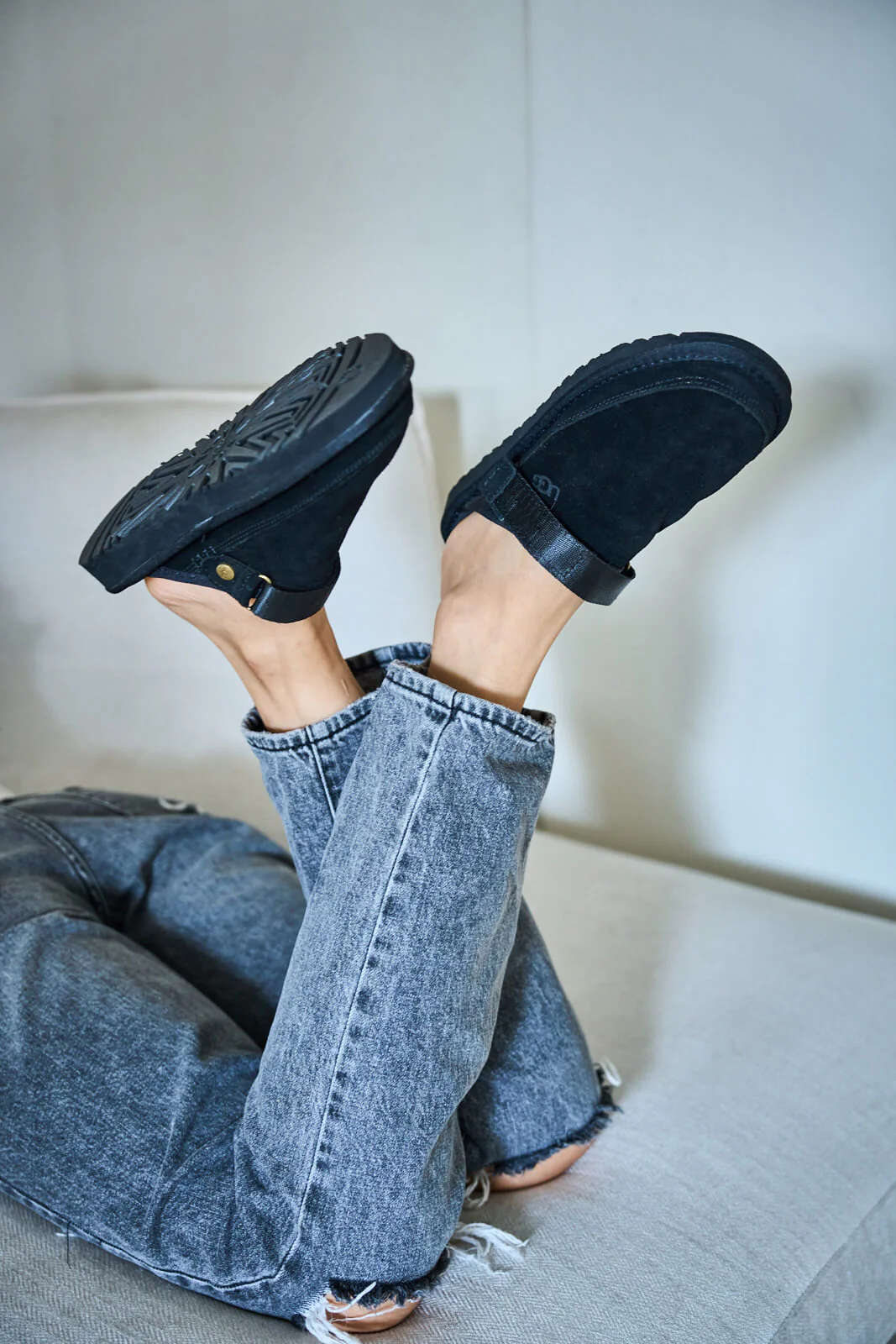 Smaibulun Ugg | Lyla Suede Slingback Scuff Slipper - black - Image 8