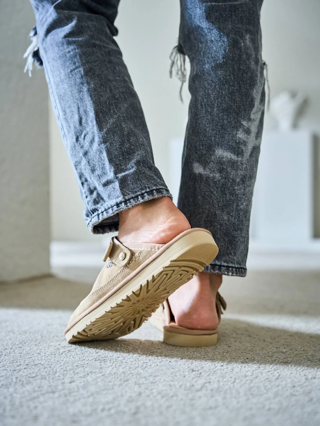 Smaibulun Ugg | Lyla Suede Slingback Scuff Slipper - sand - Image 5