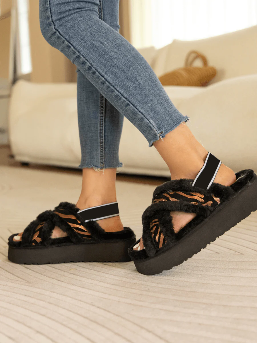 Smaibulun Ugg | Roar Wool Lined Criss-Cross Strap Slipper - Black - Image 6